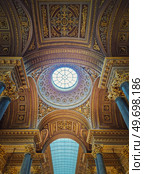 Versailles castle architecture details inside the Gallery of Great Battles hall, the largest room of the sun king Louis XIV palace. Golden ornaments and decor, marble columns and glass ceiling. Стоковое фото, агентство Ingram Publishing / Фотобанк Лори