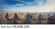Wide angle Paris cityscape panorama from the triumphal arch with view to parisian avenues and Champs-Elysee in the center. Beautiful architectural landmarks on the horizon. Стоковое фото, агентство Ingram Publishing / Фотобанк Лори