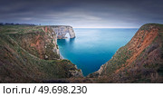 Sightseeing panoramic view to the Porte d’Aval natural arch cliff washed by Atlantic ocean waters at Etretat, Normandy, France. Beautiful coastline scenery with famous Falaise d’Aval. Стоковое фото, агентство Ingram Publishing / Фотобанк Лори