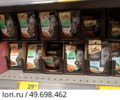 06/13/2025, Novosibirsk, Russia - Premium pet food assortment on shelf, wet cat food Sheba. Редакционное фото, фотограф Светлана Леуто / Фотобанк Лори