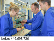 Apprentices learning to use multi meter. Стоковое фото, агентство Ingram Publishing / Фотобанк Лори