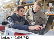 worker in the warehouse looking at the internet. Стоковое фото, агентство Ingram Publishing / Фотобанк Лори