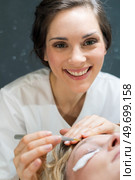 aesthetician shaping the clients eyebrows. Стоковое фото, агентство Ingram Publishing / Фотобанк Лори
