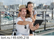 bearded disabled man holding a tablet outdoors. Стоковое фото, агентство Ingram Publishing / Фотобанк Лори