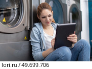 fun time at the laundromat. Стоковое фото, агентство Ingram Publishing / Фотобанк Лори
