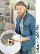 man changing compact-fluorescent cfl bulbs. Стоковое фото, агентство Ingram Publishing / Фотобанк Лори