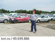 woman in a vehicle scrapyard. Стоковое фото, агентство Ingram Publishing / Фотобанк Лори