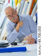 interior designer deciding on color shade. Стоковое фото, агентство Ingram Publishing / Фотобанк Лори