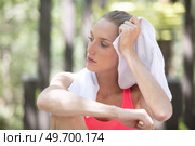 woman towelling off after jogging. Стоковое фото, агентство Ingram Publishing / Фотобанк Лори