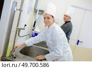 female chef washing his hands prior to preparing the cooking. Стоковое фото, агентство Ingram Publishing / Фотобанк Лори