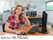 a happy admin worker in the office. Стоковое фото, агентство Ingram Publishing / Фотобанк Лори