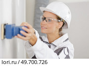 portrait of a builder woman sanding wall. Стоковое фото, агентство Ingram Publishing / Фотобанк Лори
