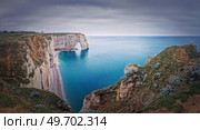 Idyllic panorama of Porte d’Aval natural arch at Etretat famous cliffs washed by Atlantic ocean, Normandy, France. Sightseeing coastline scenery, beautiful natural bay with sand beach. Стоковое фото, агентство Ingram Publishing / Фотобанк Лори