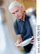 a man looking at plate. Стоковое фото, агентство Ingram Publishing / Фотобанк Лори