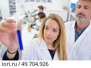 observing the liquid inside a test tube. Стоковое фото, агентство Ingram Publishing / Фотобанк Лори