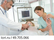 medical team attending to patient with mask and pulse reader. Стоковое фото, агентство Ingram Publishing / Фотобанк Лори
