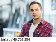 portrait of manual worker wearing checked shirt. Стоковое фото, агентство Ingram Publishing / Фотобанк Лори
