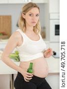 pregnant woman with beer and cigarette. Стоковое фото, агентство Ingram Publishing / Фотобанк Лори