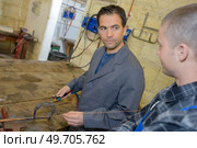 two worker in factory on work bench in conversation. Стоковое фото, агентство Ingram Publishing / Фотобанк Лори