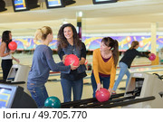 portrait of women choosing a bowling ball. Стоковое фото, агентство Ingram Publishing / Фотобанк Лори