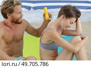 a couple applying the suncream. Стоковое фото, агентство Ingram Publishing / Фотобанк Лори