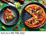 Appetizing pizza or flatbread with bacon and autumn fruit, figs.. Autumn fruit figs pizza. Стоковое фото, агентство Ingram Publishing / Фотобанк Лори