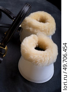 luxery white hoof protectors with natural fur for sportive horses in complete with cover and halter. horse stuff and care. Стоковое фото, агентство Ingram Publishing / Фотобанк Лори
