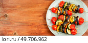 Vegetable skewers on wooden skewers. Copy space.. Vegan skewers kebabs. Стоковое фото, агентство Ingram Publishing / Фотобанк Лори