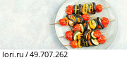 Vegetable skewers on wooden skewers. Vegetarian grilling. Copy space. Long banner.. Vegetable skewers on wooden skewers. Стоковое фото, агентство Ingram Publishing / Фотобанк Лори
