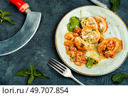 Baked clams, sliced squid stuffed with rice and nettle. Seafood.. Baked squid stuffed with rice. Стоковое фото, агентство Ingram Publishing / Фотобанк Лори