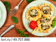 Appetizing nests of noodles with meatballs and nettles. Casserole.. Nest of macaroni with meatballs, keto dish. Стоковое фото, агентство Ingram Publishing / Фотобанк Лори