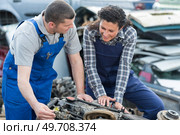 male and female mechanics outdoors. Стоковое фото, агентство Ingram Publishing / Фотобанк Лори