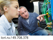 man and woman looking at an oscilloscope. Стоковое фото, агентство Ingram Publishing / Фотобанк Лори