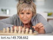 midsection of woman playing chess. Стоковое фото, агентство Ingram Publishing / Фотобанк Лори