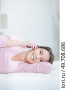 Young woman relaxing and phoning. Стоковое фото, агентство Ingram Publishing / Фотобанк Лори