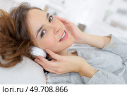 Listening to music at home. Стоковое фото, агентство Ingram Publishing / Фотобанк Лори
