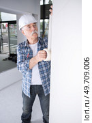 senior painter ready to paint using masking tape. Стоковое фото, агентство Ingram Publishing / Фотобанк Лори