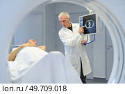 doctor looking at patient undergoing ct scan. Стоковое фото, агентство Ingram Publishing / Фотобанк Лори