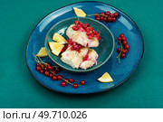 Cod fillet without skin baked with red currants. Cod fish, white fish.. Codfish loin baked with berries. Стоковое фото, агентство Ingram Publishing / Фотобанк Лори