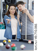 couple by snooker table discussing tactics. Стоковое фото, агентство Ingram Publishing / Фотобанк Лори