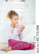 she is playing nintendo ds. Стоковое фото, агентство Ingram Publishing / Фотобанк Лори