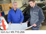 concept of man unrolling a paper. Стоковое фото, агентство Ingram Publishing / Фотобанк Лори