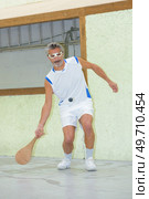 portrait of man playing pala. Стоковое фото, агентство Ingram Publishing / Фотобанк Лори