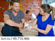 climber with the trauma and pain in the wrist. Стоковое фото, агентство Ingram Publishing / Фотобанк Лори