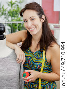 portrait of female fashion designer holding pin cushion. Стоковое фото, агентство Ingram Publishing / Фотобанк Лори