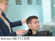 a young man in barbershop. Стоковое фото, агентство Ingram Publishing / Фотобанк Лори