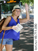 woman stops in a taxi. Стоковое фото, агентство Ingram Publishing / Фотобанк Лори