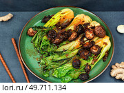 Chinese fried Pak Choi with shitake mushrooms and chopstick. Asian vegan food. Fried Chinese cabbage pak choi. Стоковое фото, агентство Ingram Publishing / Фотобанк Лори