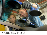woman and man changing glass in workshop. Стоковое фото, агентство Ingram Publishing / Фотобанк Лори