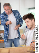 foreman giving instructions to an apprentice carpenter. Стоковое фото, агентство Ingram Publishing / Фотобанк Лори
